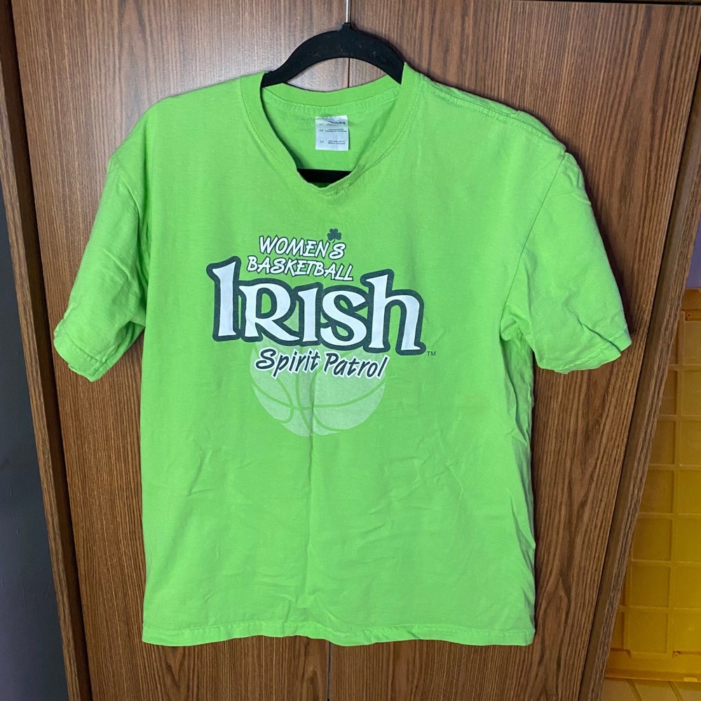 Gildan T-Shirt Women Medium Green Notre Dame Basketball 2007-2008 Roster Irish